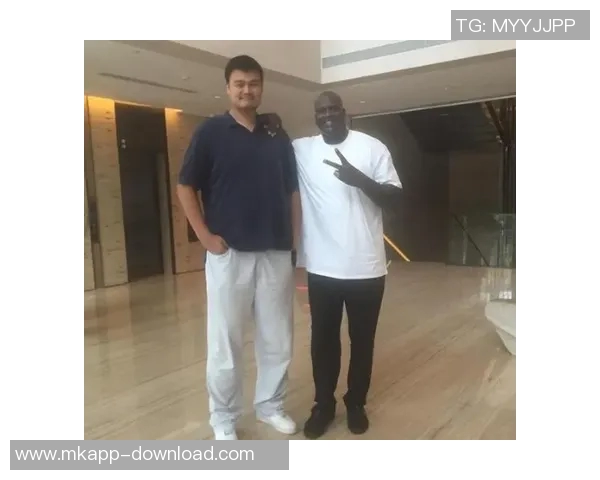 姚明与众多女星亲密合影展现友谊与魅力的精彩瞬间