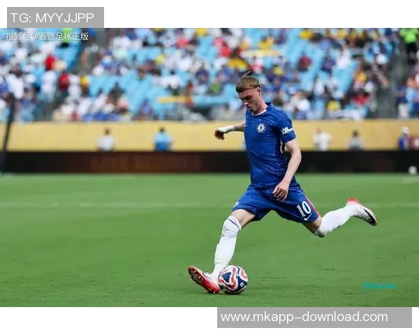 中超激战切尔西与本菲卡握手言和精彩瞬间引发全场热烈反响 中超激战切尔西与本菲卡握手言和精彩瞬间引发全场热烈反响