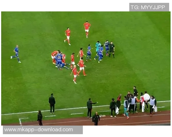 友谊赛莱比锡与曼联战平争议判罚引发全场热议